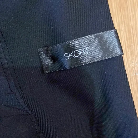 Maison d Amelie woman skort. Size S - Picture 5 of 5